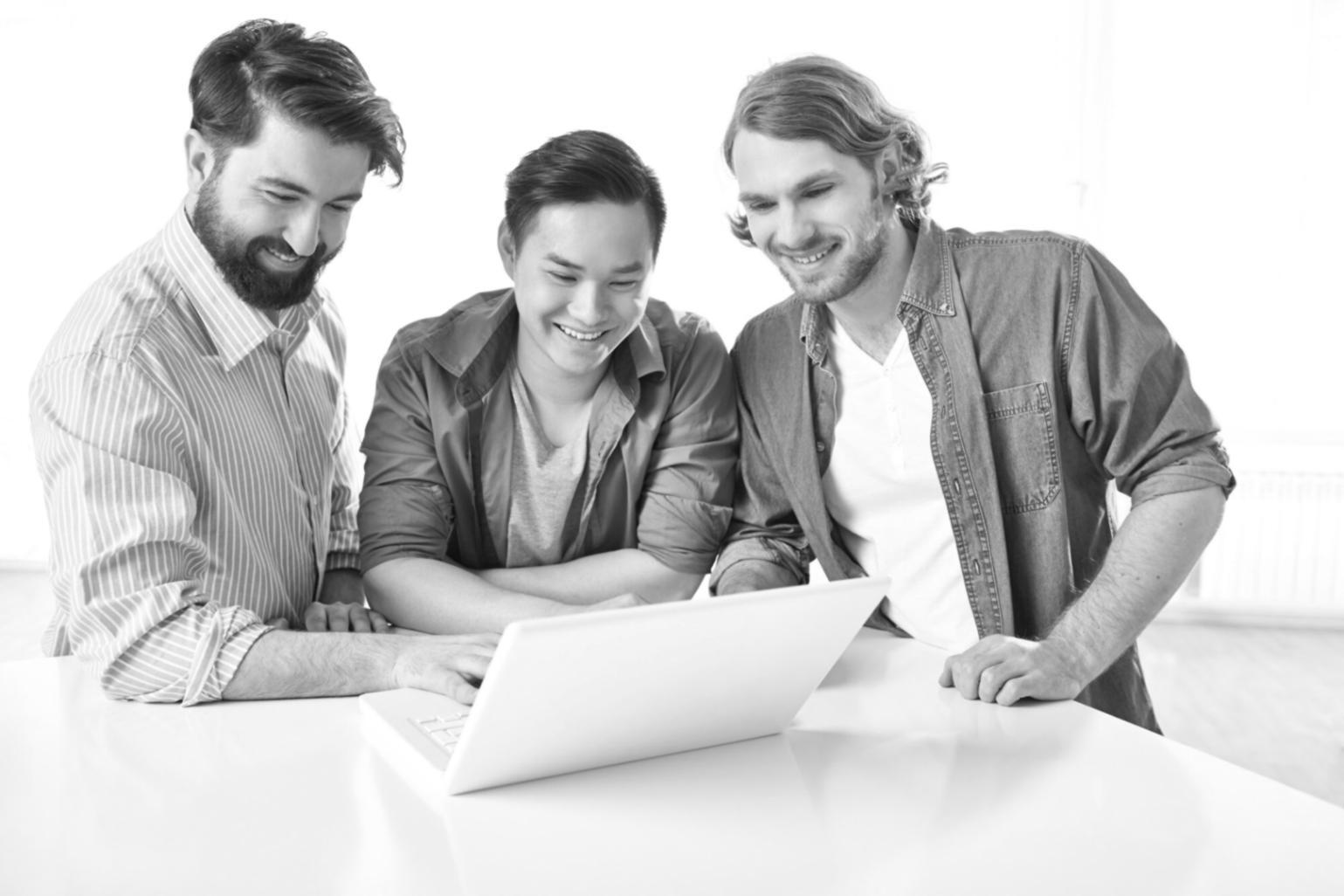 Studenti impegnati in una sessione di scrittura creativa collaborativa